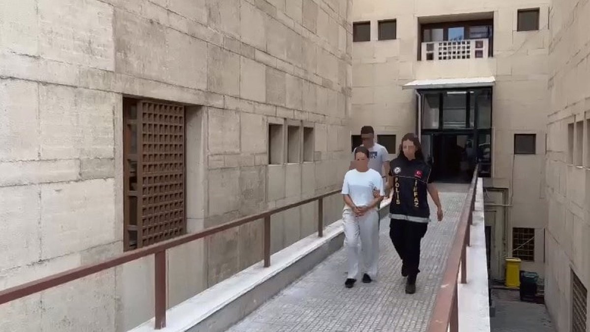 20 Yıl Hapis Cezasıyla Aranan Kadın, Kurye Kılığındaki Polisle Cezalandırıldı