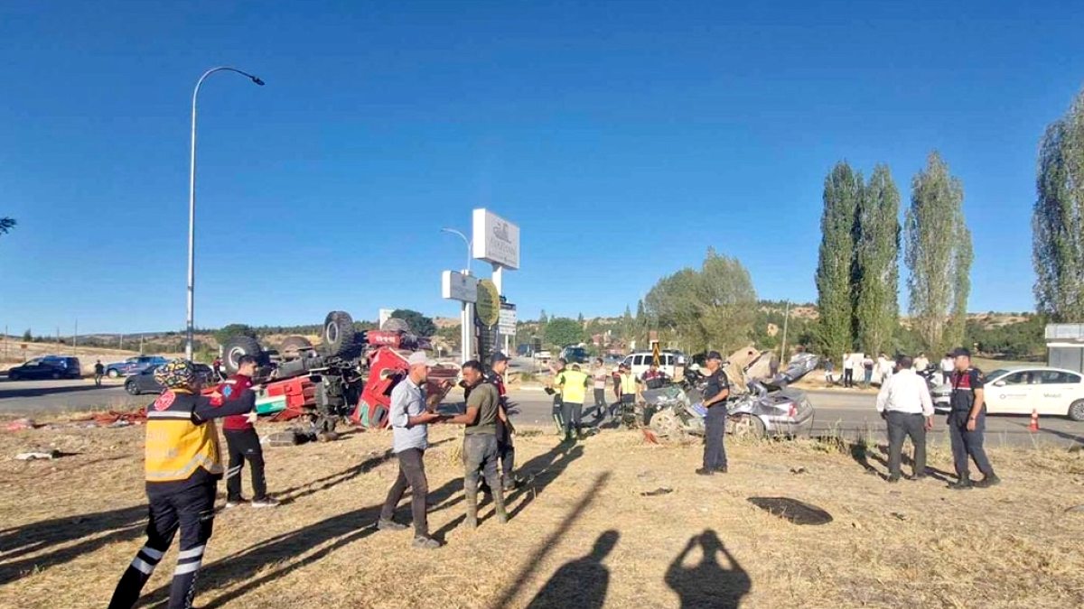 Afyonkarahisar'da Feci Kaza: Arazöz ile Otomobil Çarpıştı, 1 Kişi Hayatını Kaybetti, 5 Yaralı