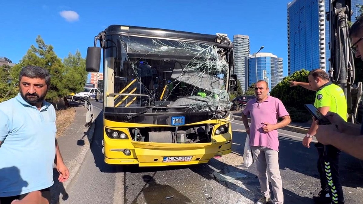 Beşiktaş'ta Trafik Kazası: İETT Otobüsü İş Makinesine Çarptı, Yaralılar Var