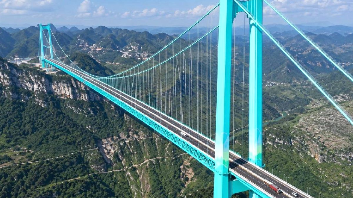 Çin'de İki Saati İkiye İndiren Dev Köprü Hizmete Girdi