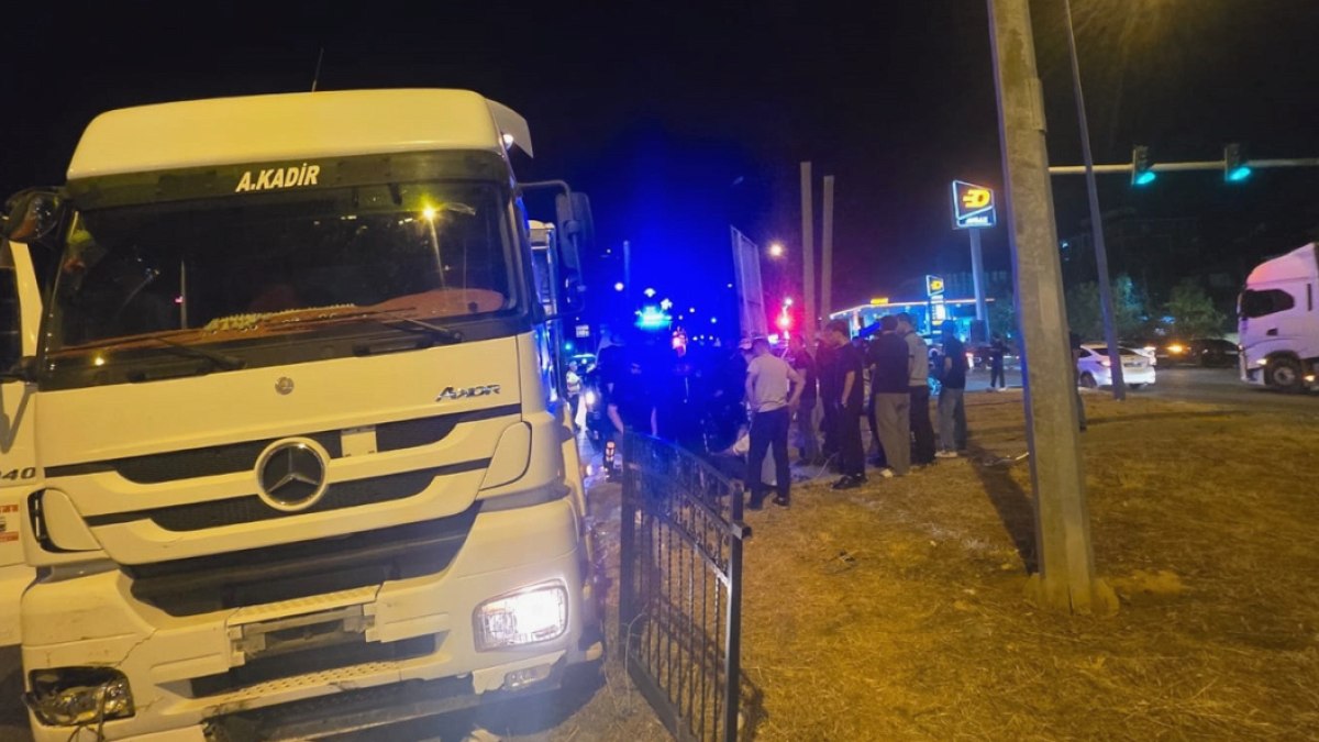 Bingöl'de Korkunç Kaza: Tır ve Otomobil Çarpıştı, 5 Kişi Yaralandı