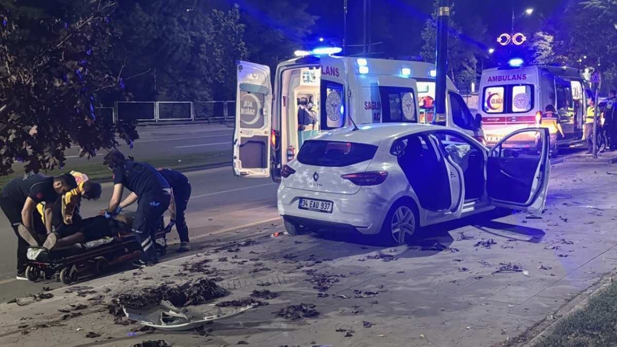 Sivas'ta Trafik Kazası: Otomobil Direğe Çarptı, 3 Yaralı