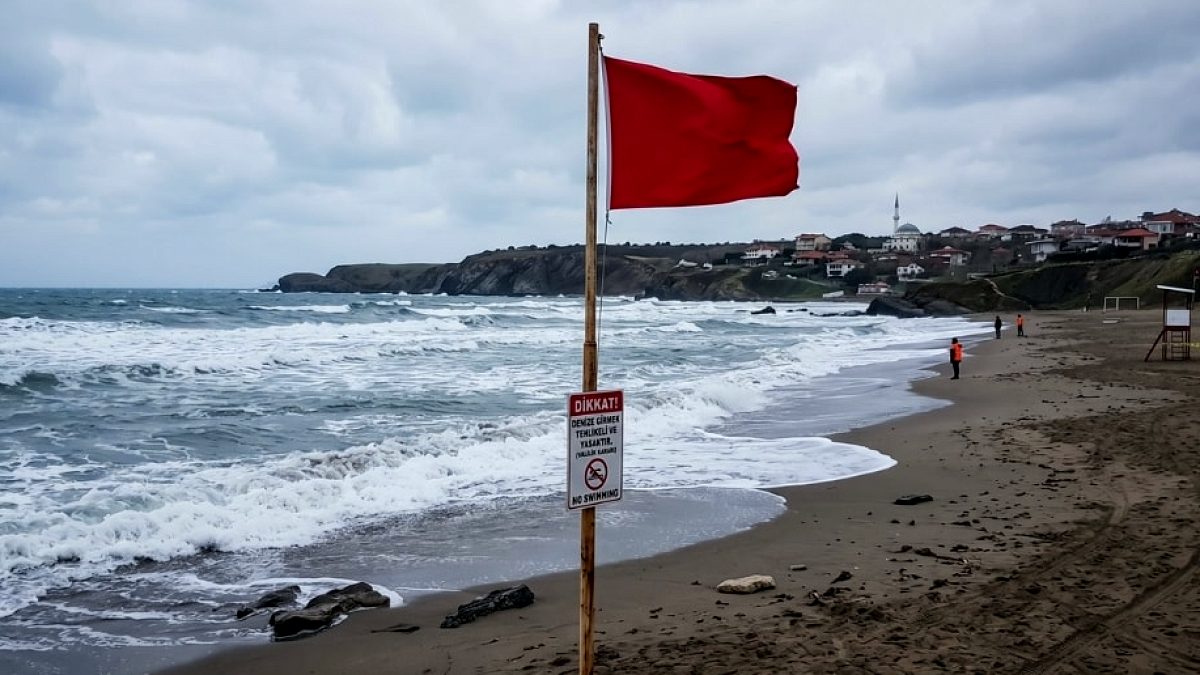 İstanbul'da Sahiller Kırmızıya Büründü: İki İlçede Deniz Keyfi Yarım Kaldı