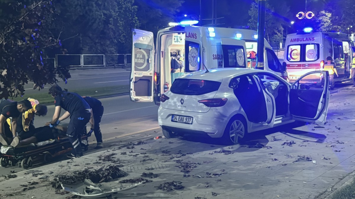 Sivas'ta Trafik Kazası: Aydınlatma Direğine Çarpan Otomobilde 3 Yaralı