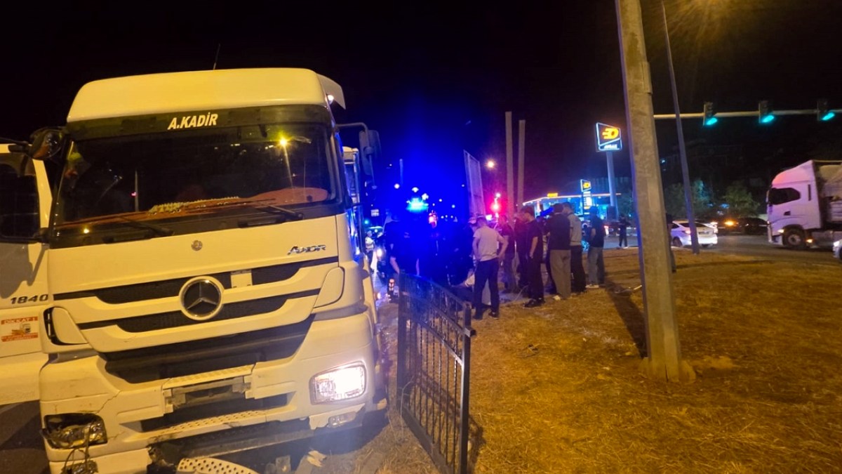 Bingöl'de Feci Kaza: Tır ve Otomobil Çarpıştı, 5 Yaralı