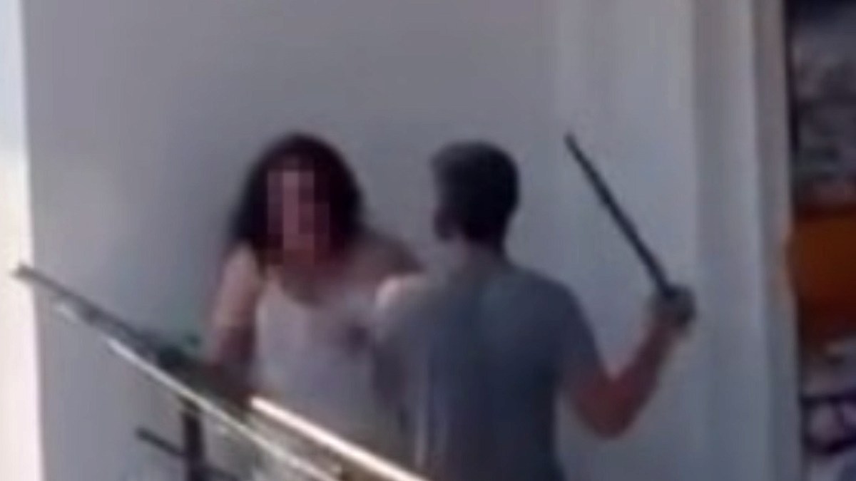Adana'da Kan Donduran Anlar: Balkonda Kadına Sopayla Saldırı Kamerada