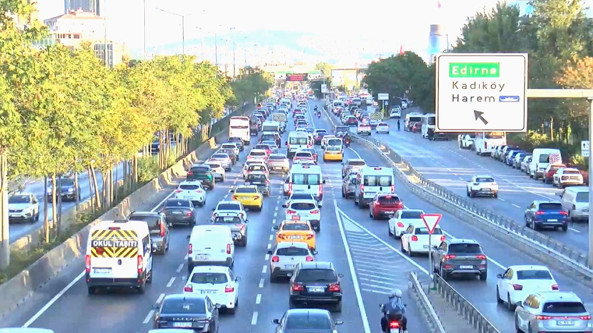 İstanbul'da Okullar Açıldı, Trafik Kabusu Geri Döndü