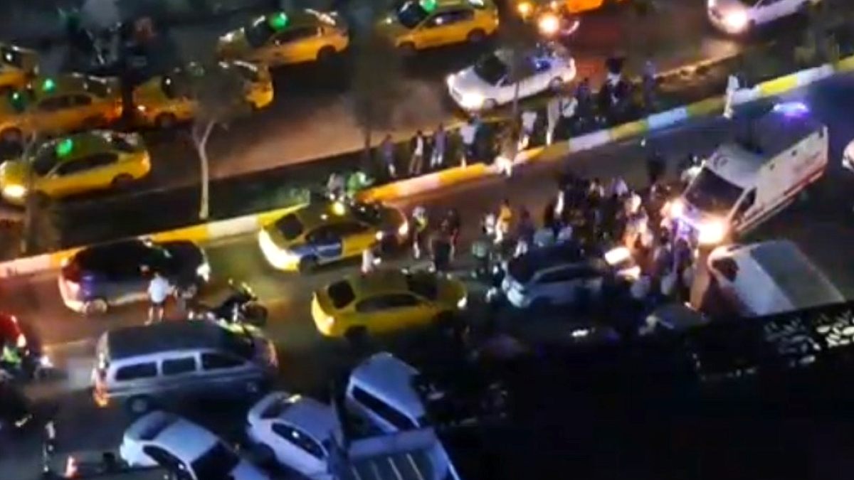 Taksici ile Sürücü Arasındaki Kavga İstanbul'da Trafiği Felç Etti
