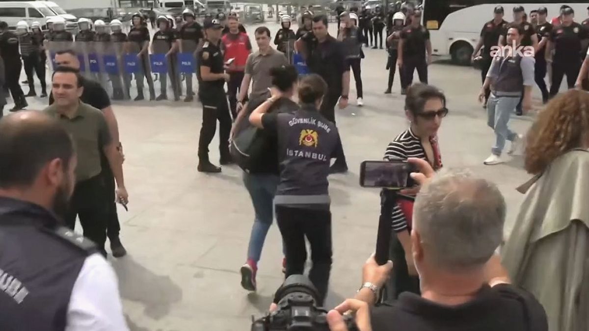 LGBTİ+ Operasyonlarına Tepki: Çağlayan'da Basın Açıklamasına Polis Müdahalesi