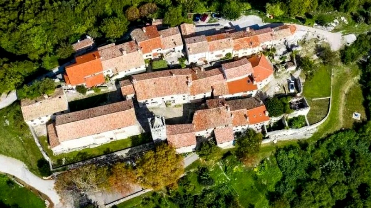 Hırvatistan'ın Saklı Cenneti: Dünyanın En Küçük Kasabası Hum