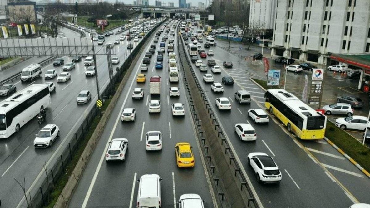 İstanbul'da Yağmur Ulaşımı Felç Etti: Anadolu Yakası'nda Yoğunluk Rekor Kırdı