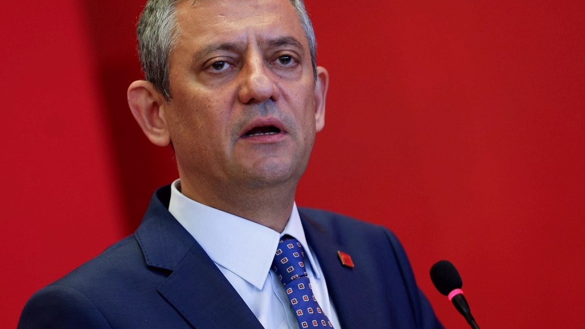 Özgür Özel'den Fransa'da Çarpıcı Analiz: Türkiye'de Otoriterleşme Tehlikesi
