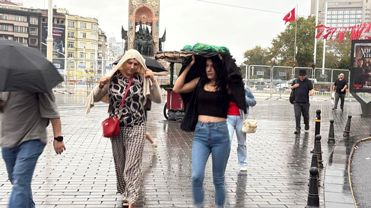 İstanbul'da Kuvvetli Yağış: Trafik Felç Olma Noktasında