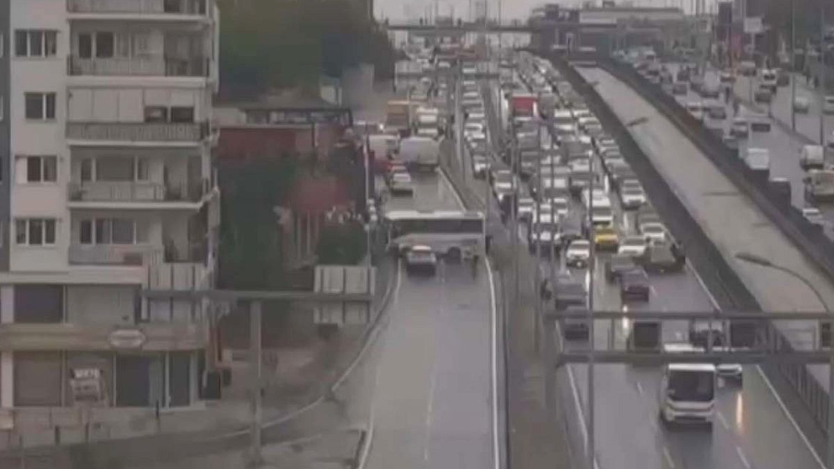 Avcılar'da İş Yeri Duvarına Çarpan Servis Midibüsünde 9 Yaralı