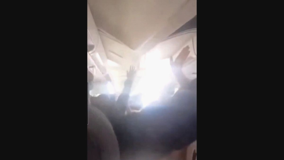 İran'da Yolcu Uçağında Türbülans Paniği: Kabin Tavanı Çöktü