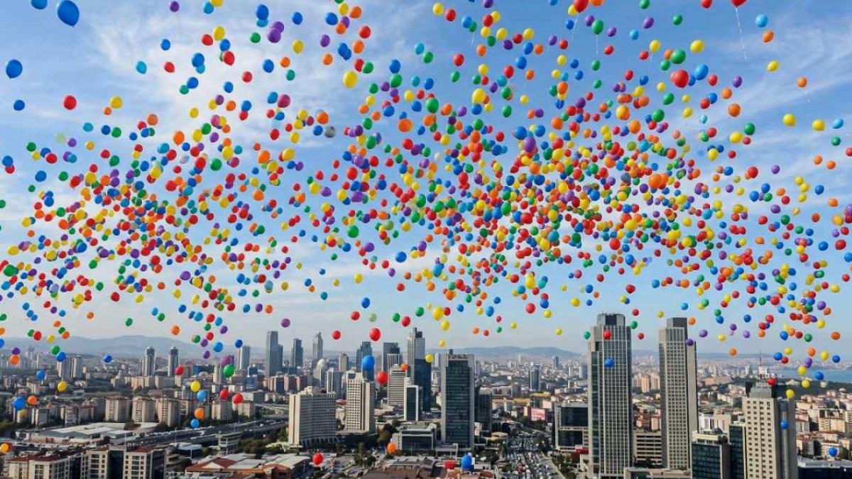 Rekor Denemesi Felakete Dönüştü: Milyonlarca Balon Şehri Esir Aldı