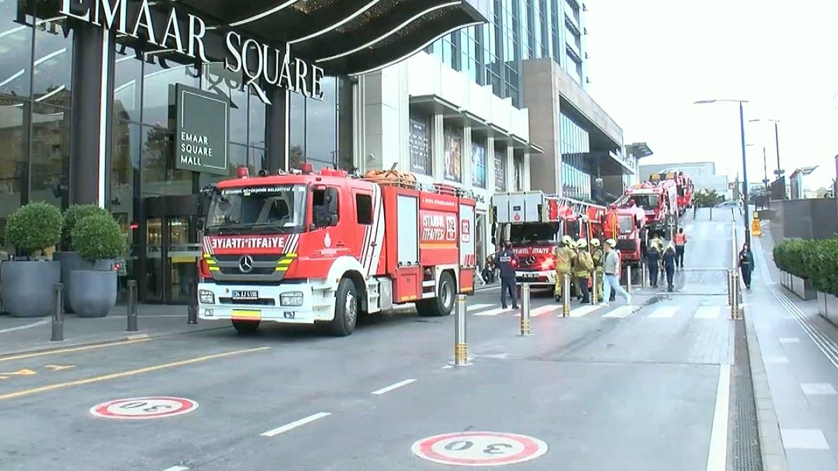 İstanbul'da AVM'de İş Yerinde Çıkan Yangın Paniğe Neden Oldu