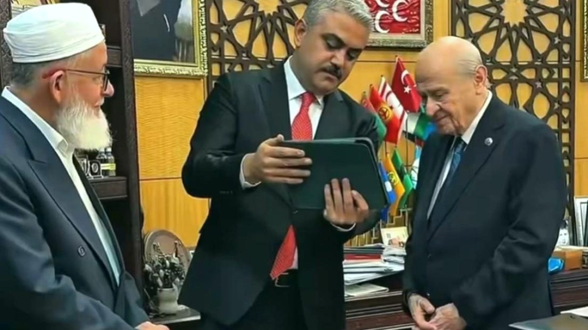 Bahçeli'den Millet Bahçesi Videosuna Şaşırtan Tepki: 'Ferdi Tayfur' Adına Çınar!