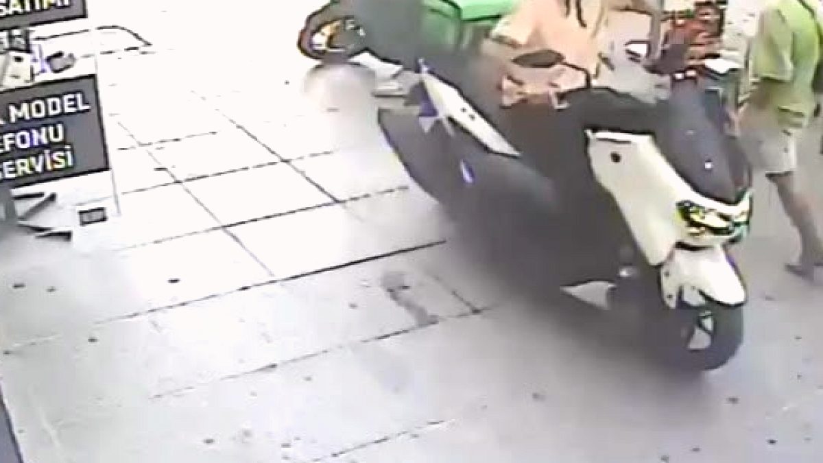 Motokuryeye Geri Manevra Sonrası Yumruklu Saldırı Kamerada