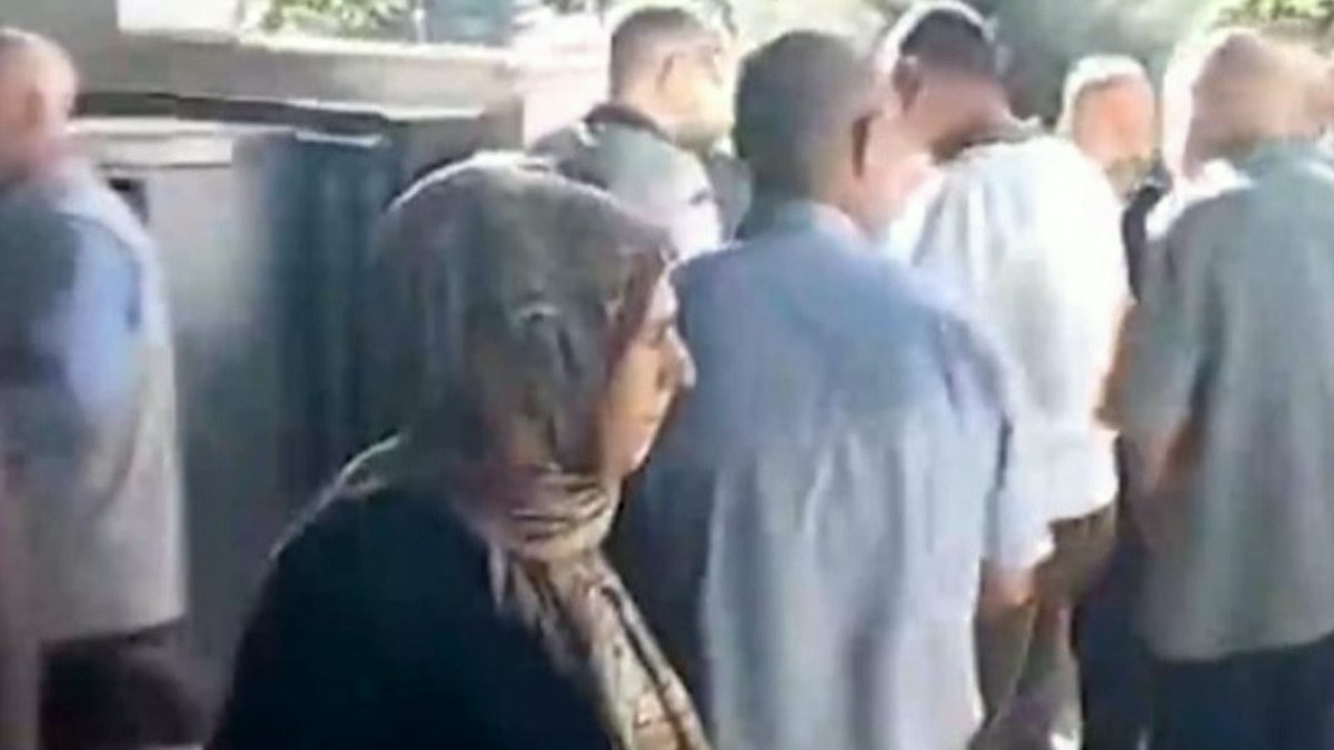 Emekliler Ucuz Et İçin Sabahın Köründe Et ve Süt Kurumu Önünde Sıraya Girdi