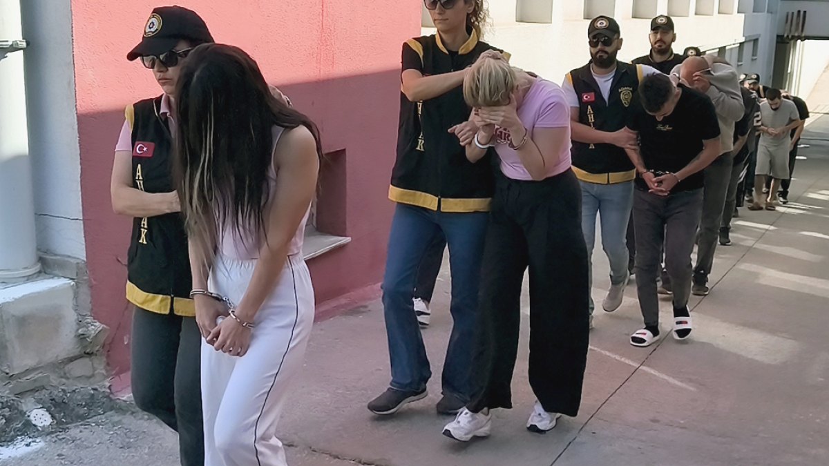 Masaj Salonlarında Katalogla Fuhuş: 18 Kişi Gözaltına Alındı