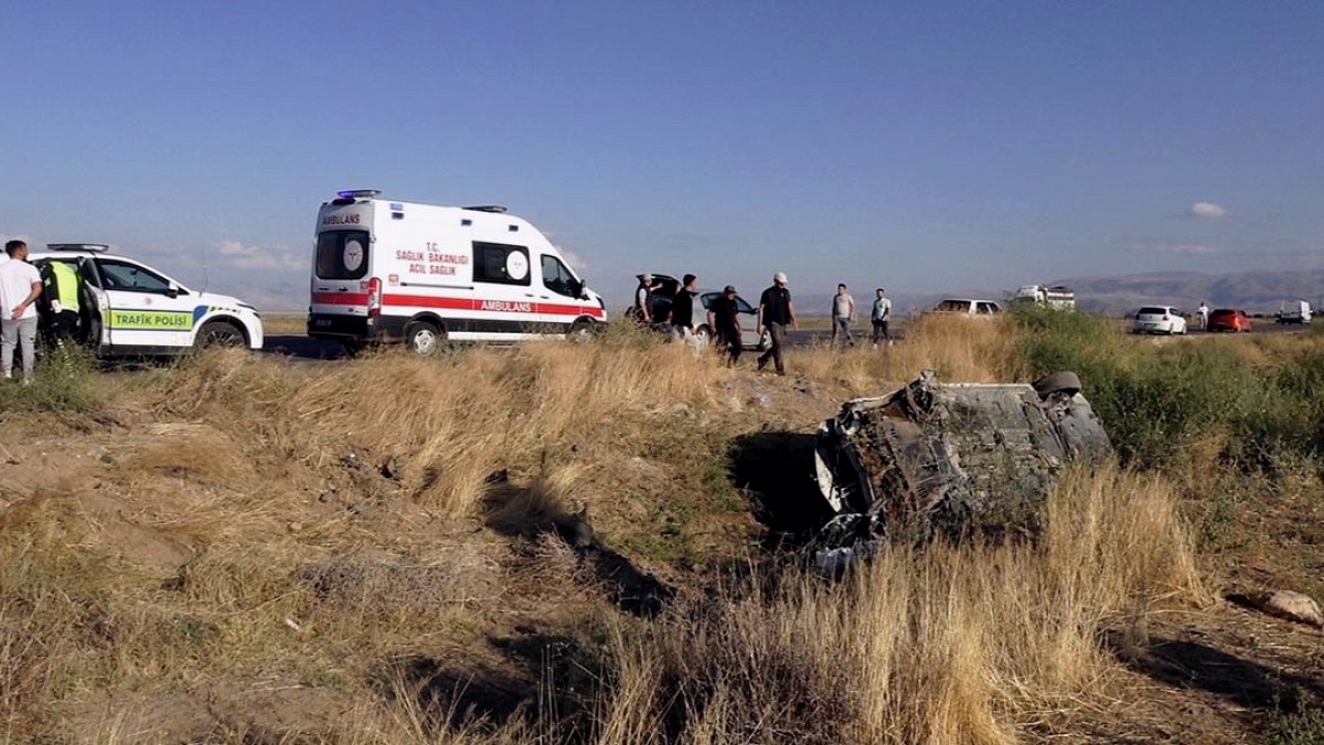 Kayseri'de Refüje Çarpan Otomobil Şarampole Yuvarlandı: 3 Yaralı