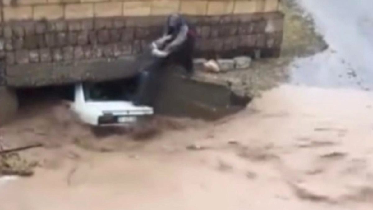 Nevşehir'de Sel Felaketi: Otomobil Köprüde Sıkıştı, 3 Kişi Kurtarıldı