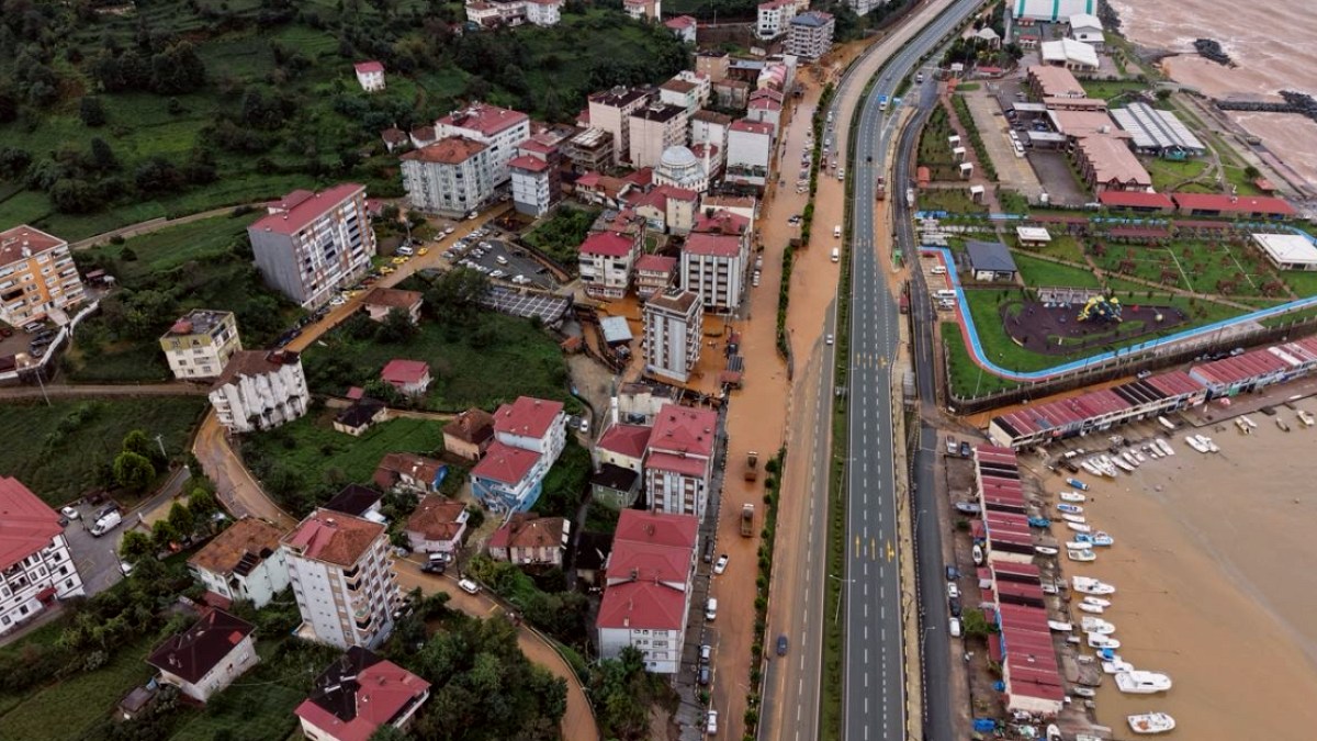 Karadeniz'de Şiddetli Yağış: Rize ve Trabzon'da Hayat Durdu, Tahliyeler Başladı