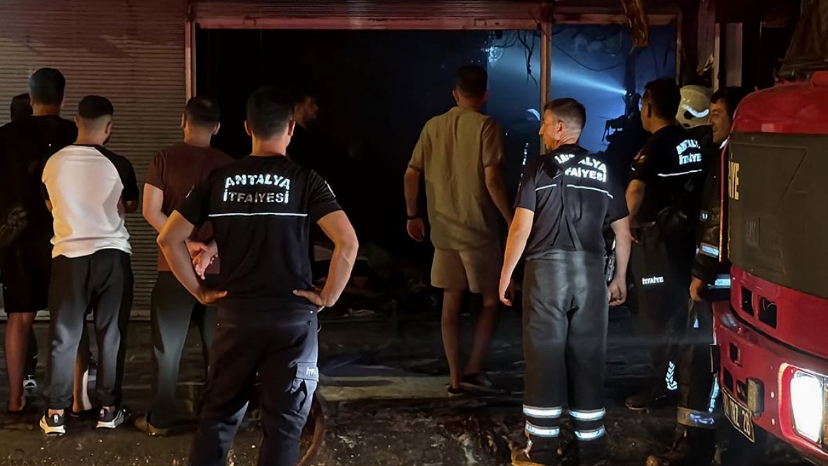 Kepez'de İş Yerlerinde Çıkan Yangın Maddi Hasara Yol Açtı
