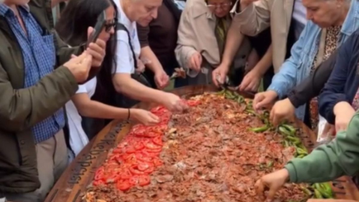 Bursa'da Festivalde İstiklal Marşı ve Kebap Servisi Tartışma Yarattı