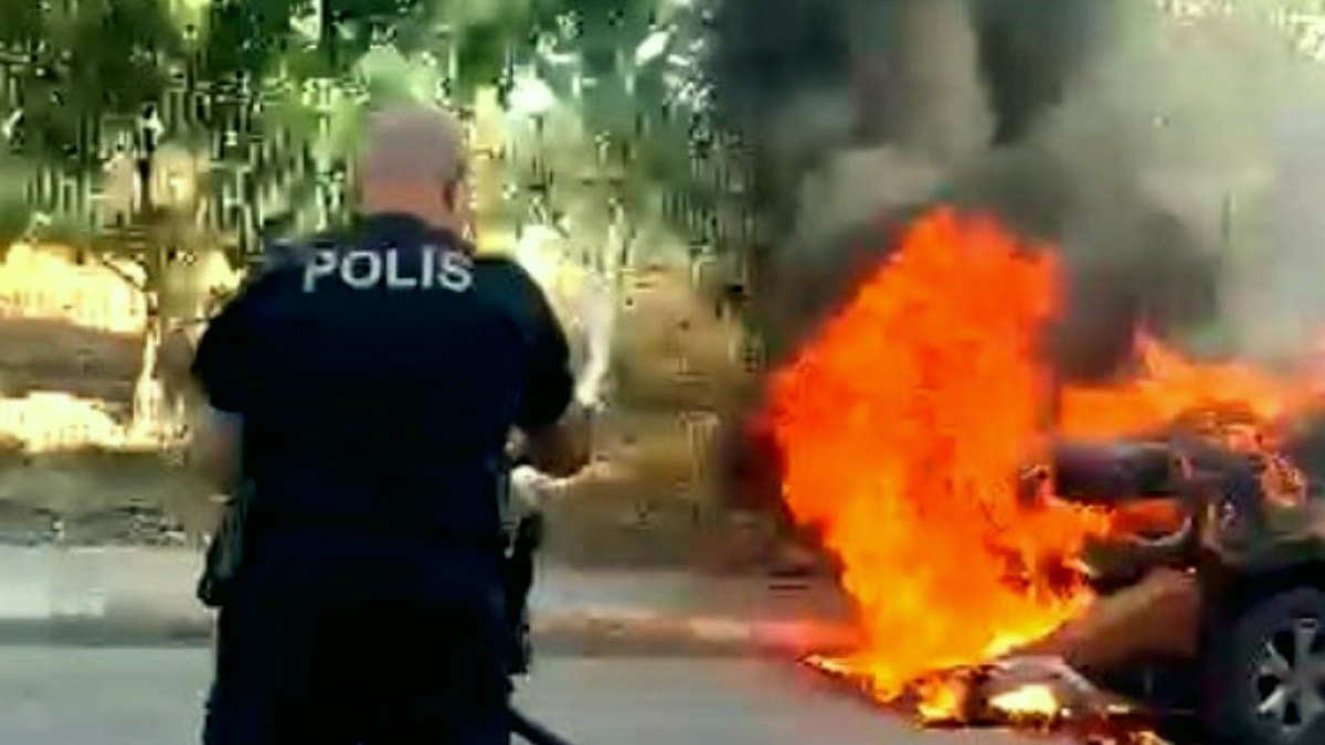 İstanbul'da Seyreden Otomobil Alevler İçinde Kaldı: Polisler Kahraman Oldu