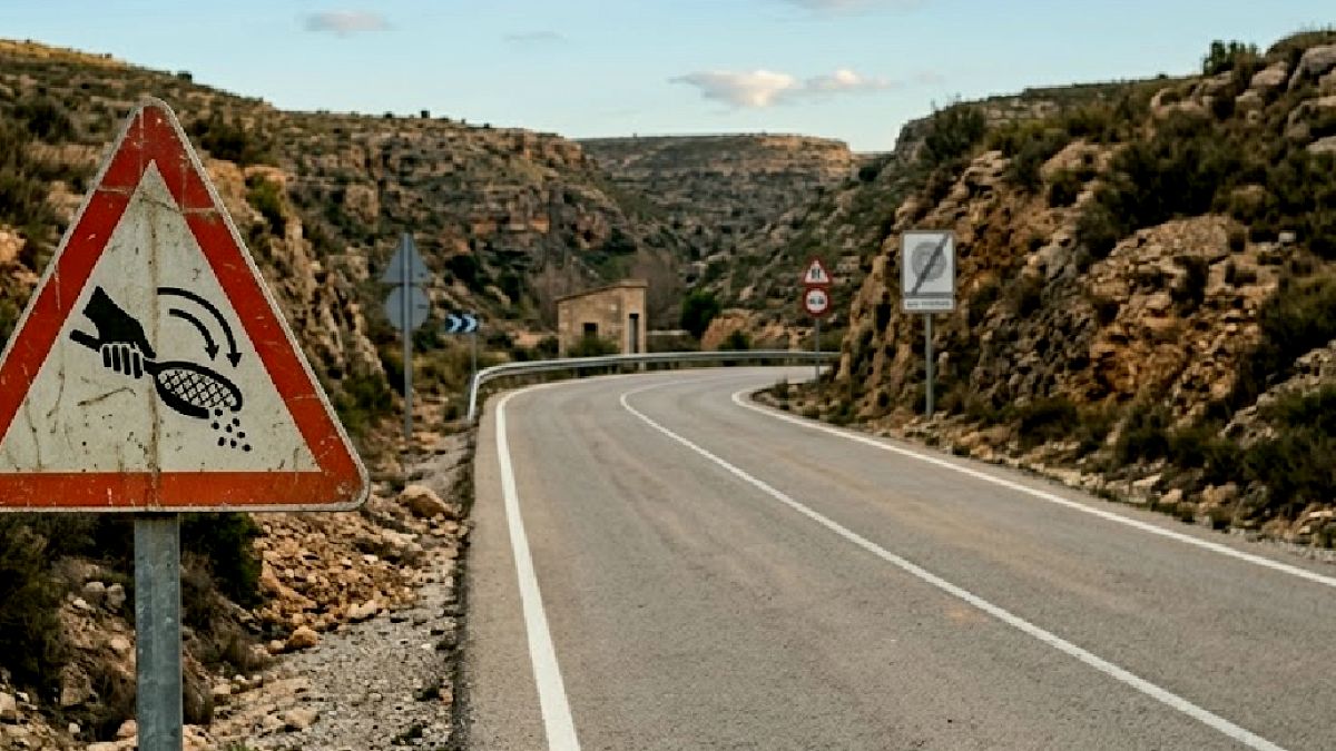 Gizemli Trafik Levhası: Kayan Kum Uyarısı Hayat Kurtarıyor