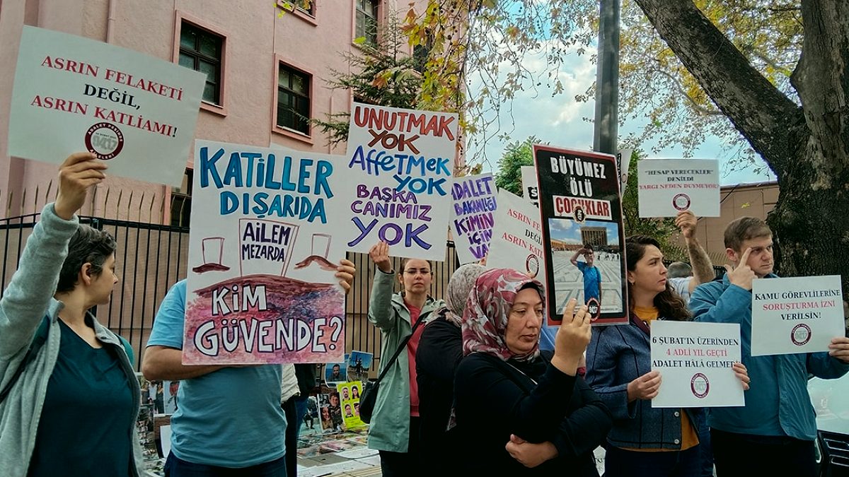 Depremde Yakınlarını Kaybedenler Adalet İçin Bakanlık Önünde Nöbet Tutuyor