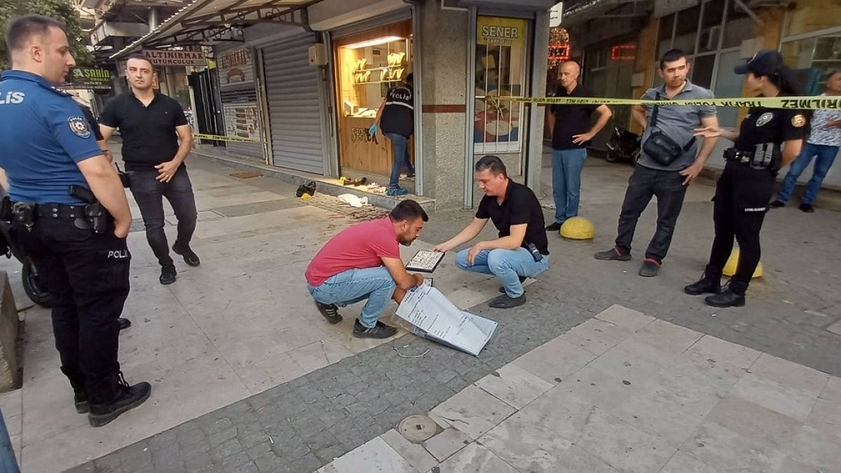 Manisa'da Kuyumcu Soygunu: Motosikletli Şüpheli İki Kişiyi Yaraladı