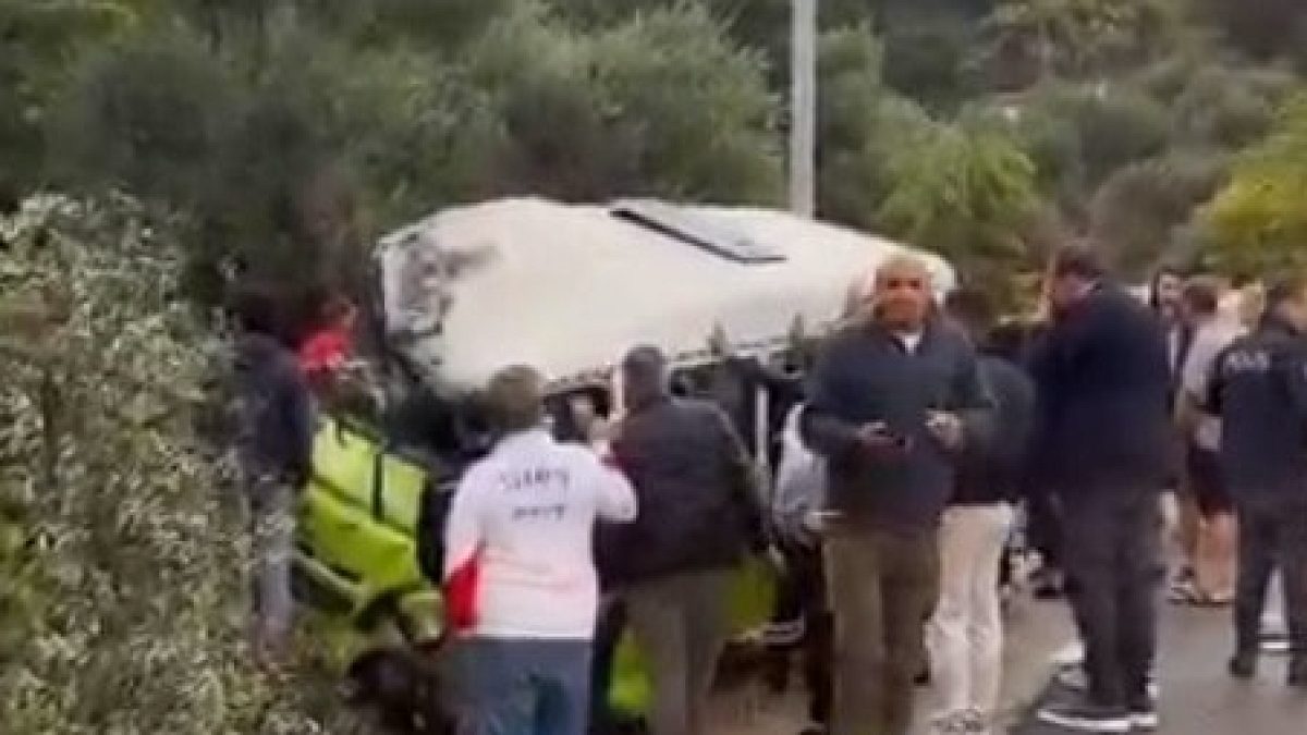 Gökçeada'da Korkunç Kaza: Minibüs Su Kanalına Uçtu, 1 Kişi Hayatını Kaybetti