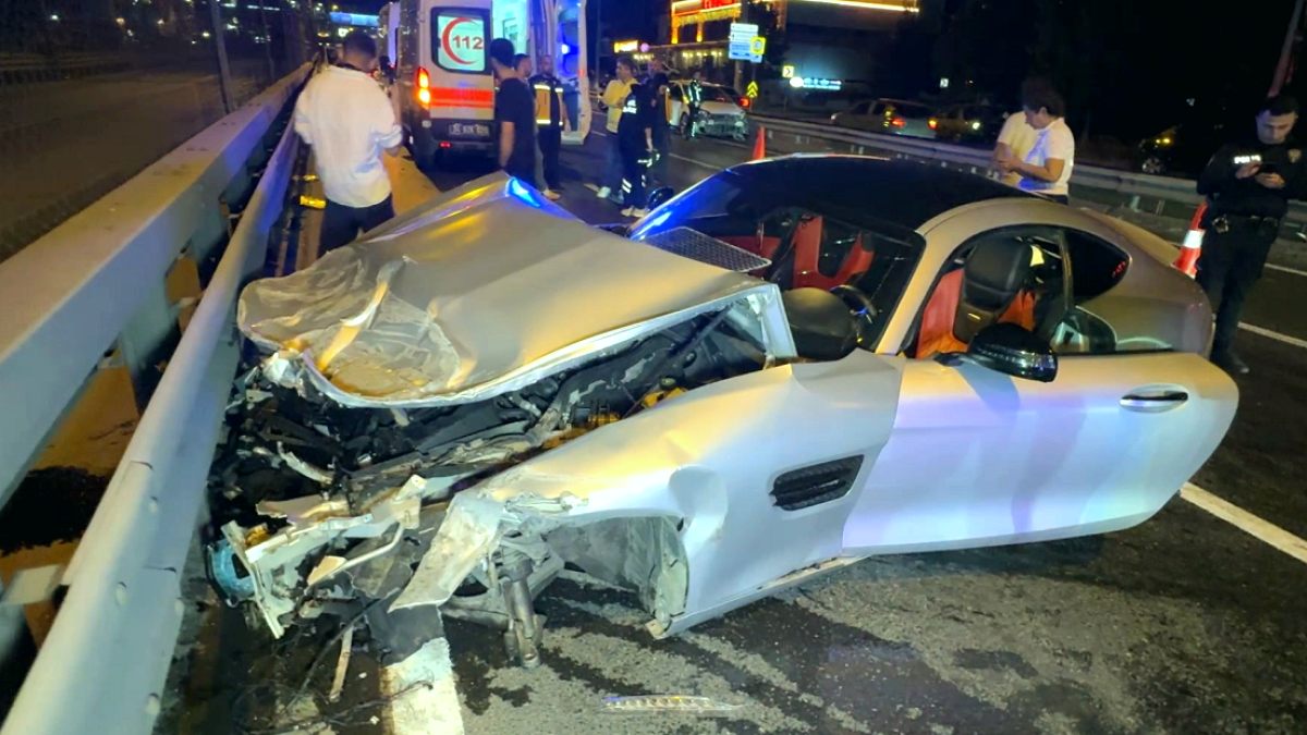 Avcılar'da Trafik Kazası: İki Araç Çarpıştı, 2 Kişi Yaralandı