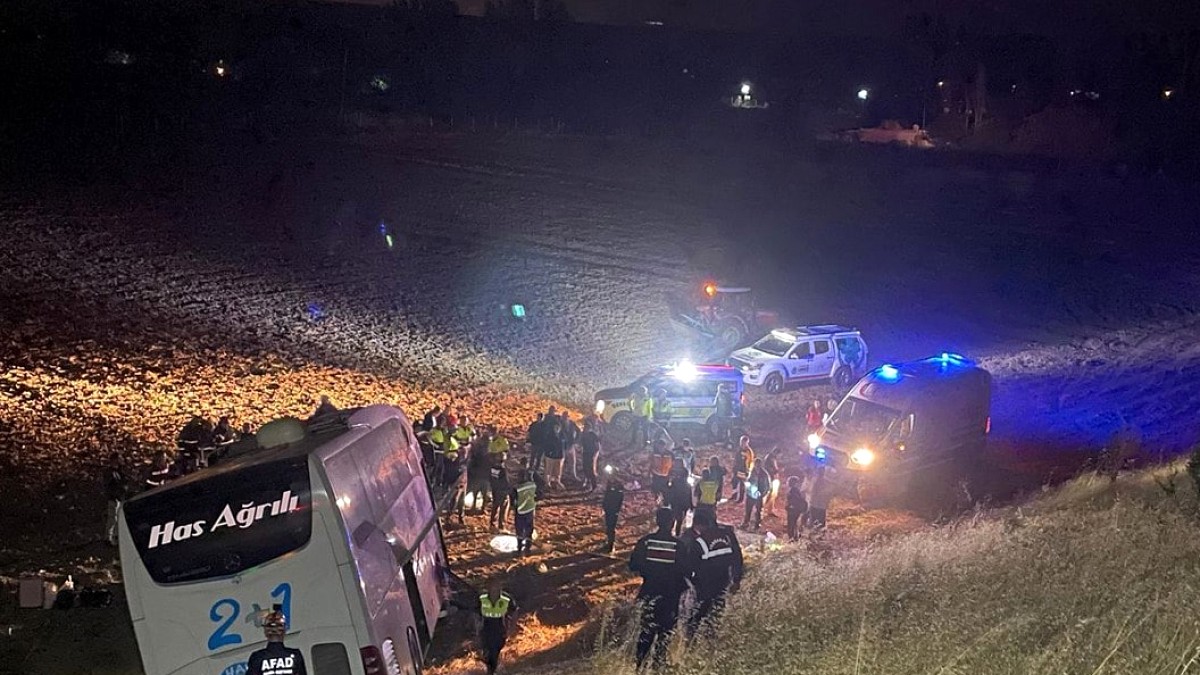 Amasya'da Trafik Kazası: Otobüs Tarlaya Uçtu, Çok Sayıda Yaralı Var