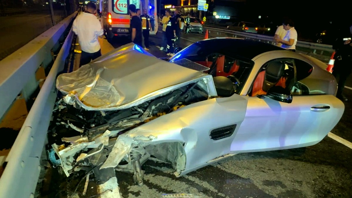 Avcılar'da Trafik Kazası: D-100'de İki Araç Çarpıştı, 2 Yaralı