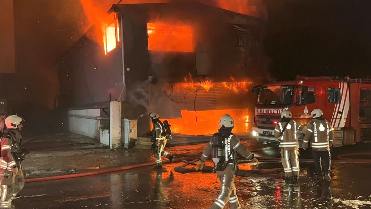 Esenyurt'ta İş Yerinde Kontrol Altına Alınan Yangın: Detaylar Ortaya Çıkıyor
