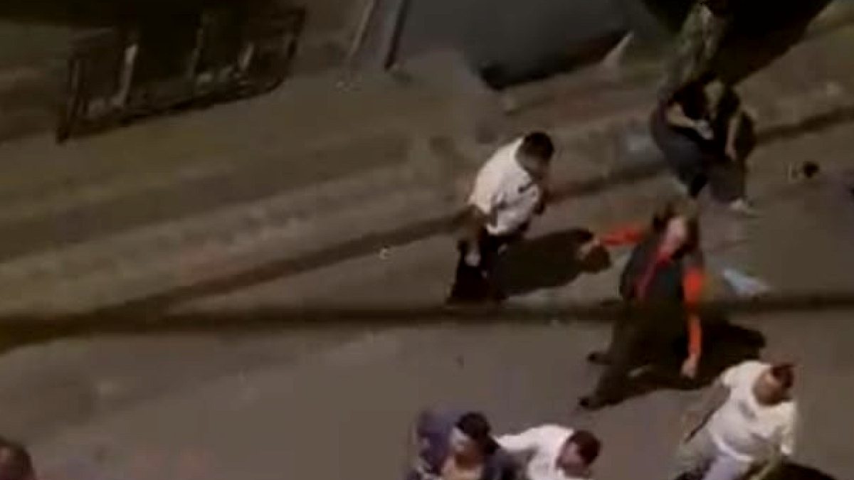 Sultangazi'de Kan Donduran Akraba Kavgası: Yumruklar ve Bebek Arabası Havada Uçuştu