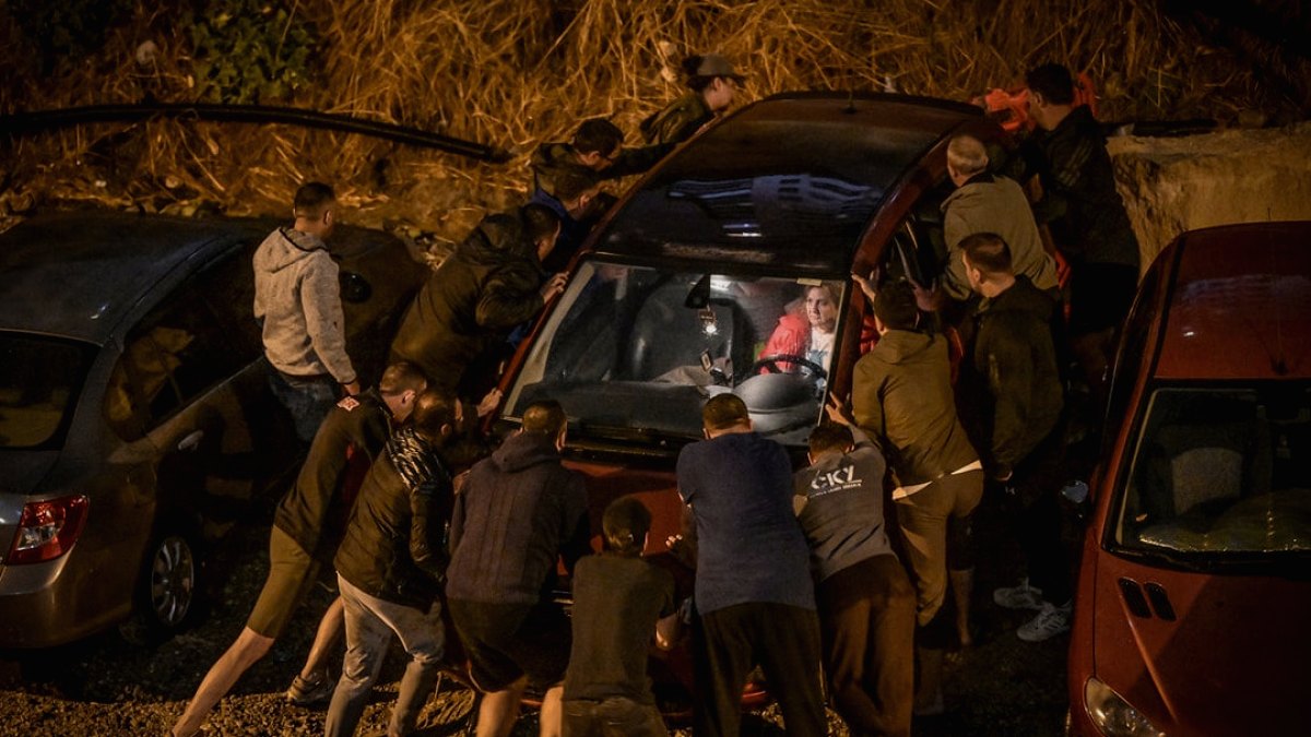 Ankara'da Şiddetli Yağış Yolları Yıktı, Araçlar Zarar Gördü