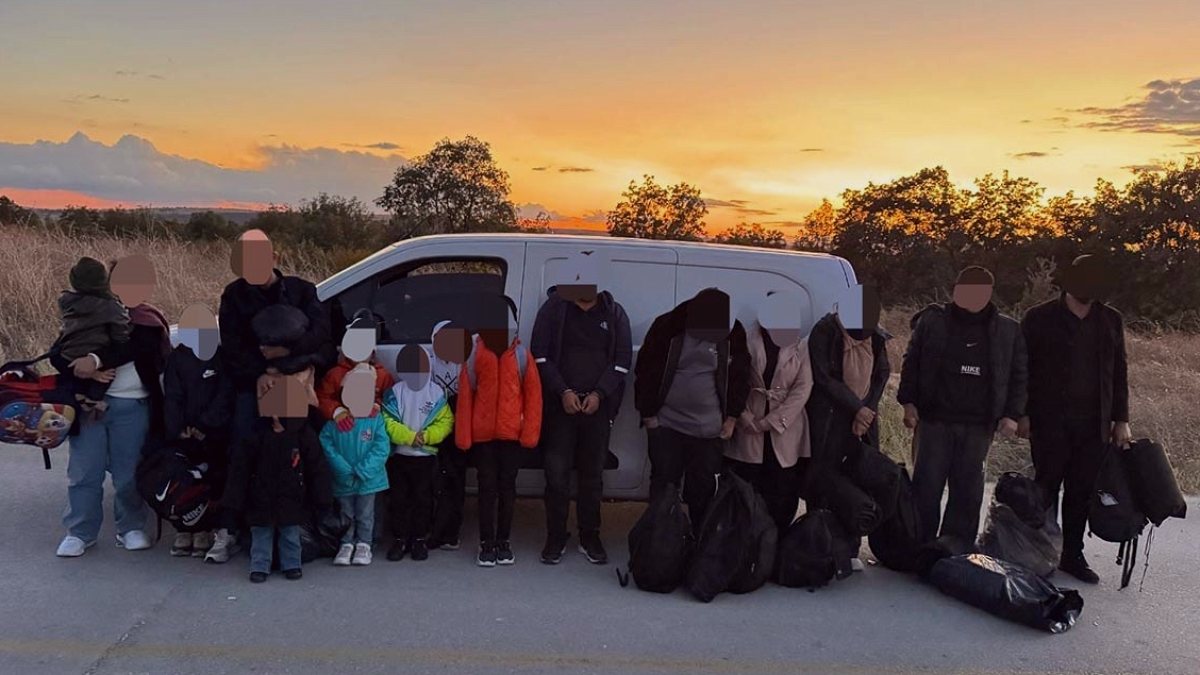 Edirne'de Durdurulan Araçtan 15 Kaçak Göçmen Çıktı