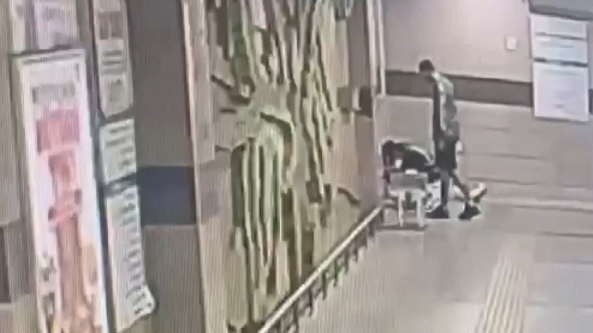Taksim Metrosunda Uyuyan Kişinin Telefonu Çalındı, Şüpheli Tutuklandı