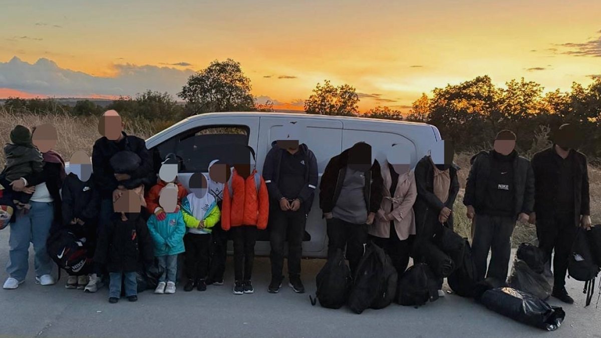 Edirne'de Durdurulan Araçta 15 Kaçak Göçmen Yakalandı: Sürücü Gözaltında