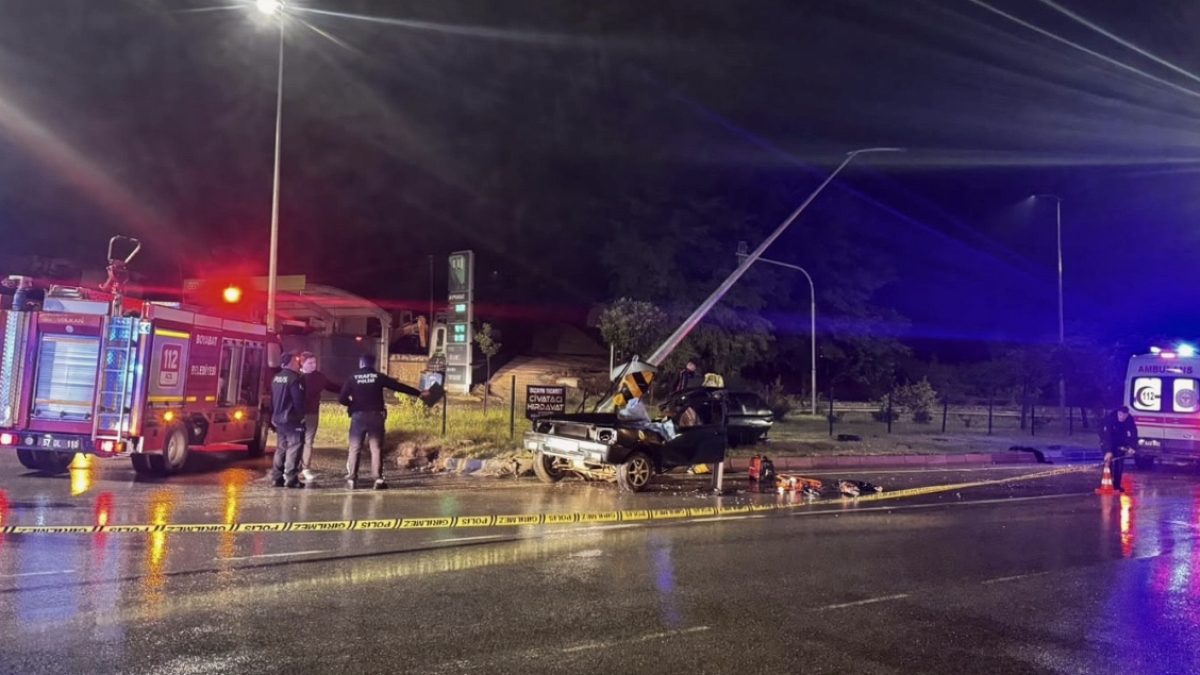 Sinop'ta Korkunç Kaza: Aydınlatma Direğine Çarpan Otomobilde Can Kaybı