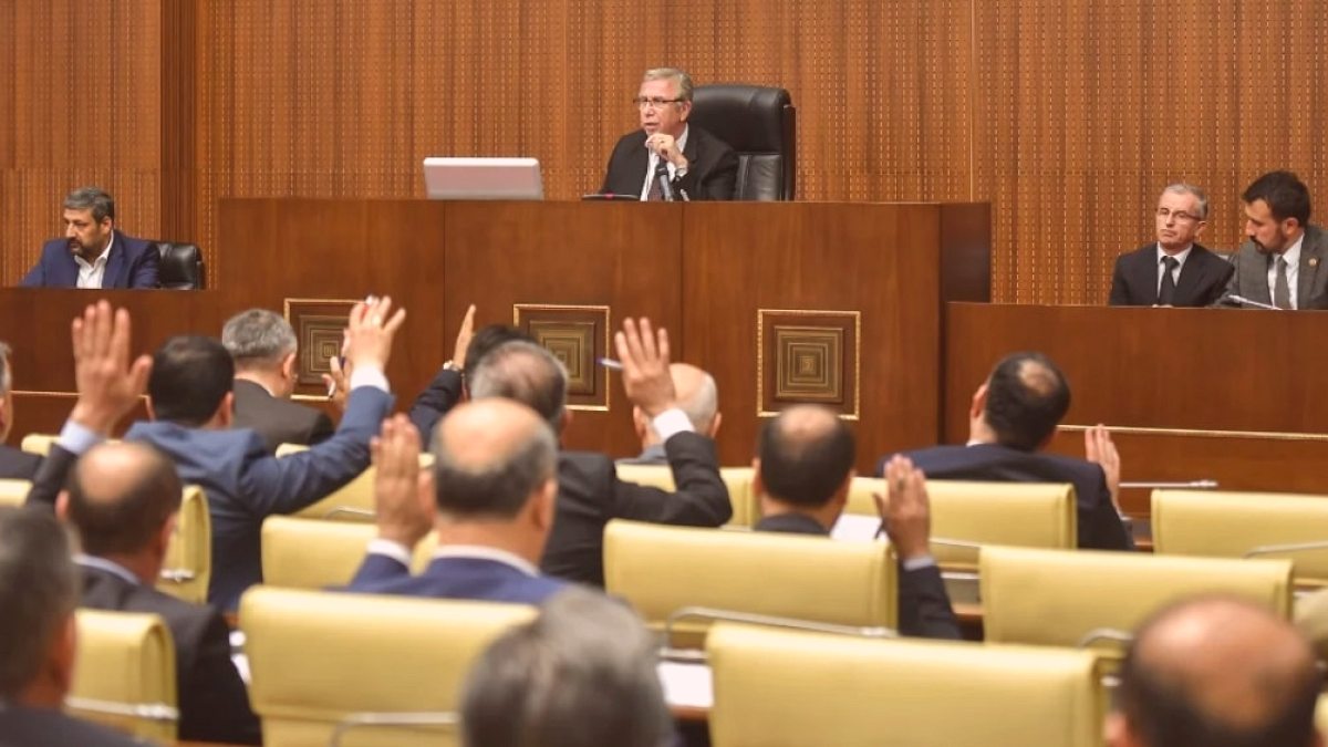Ankara'da Siyasi Deprem: Mansur Yavaş Sonrası 30 Meclis Üyesi CHP'den Ayrıldı