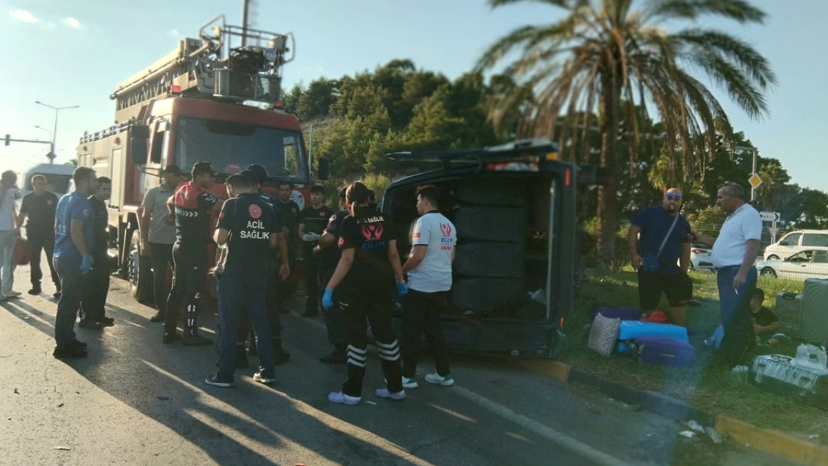 Antalya'da Trafik Faciası: 3 Araç Birbirine Girdi, 16 Kişi Yaralandı