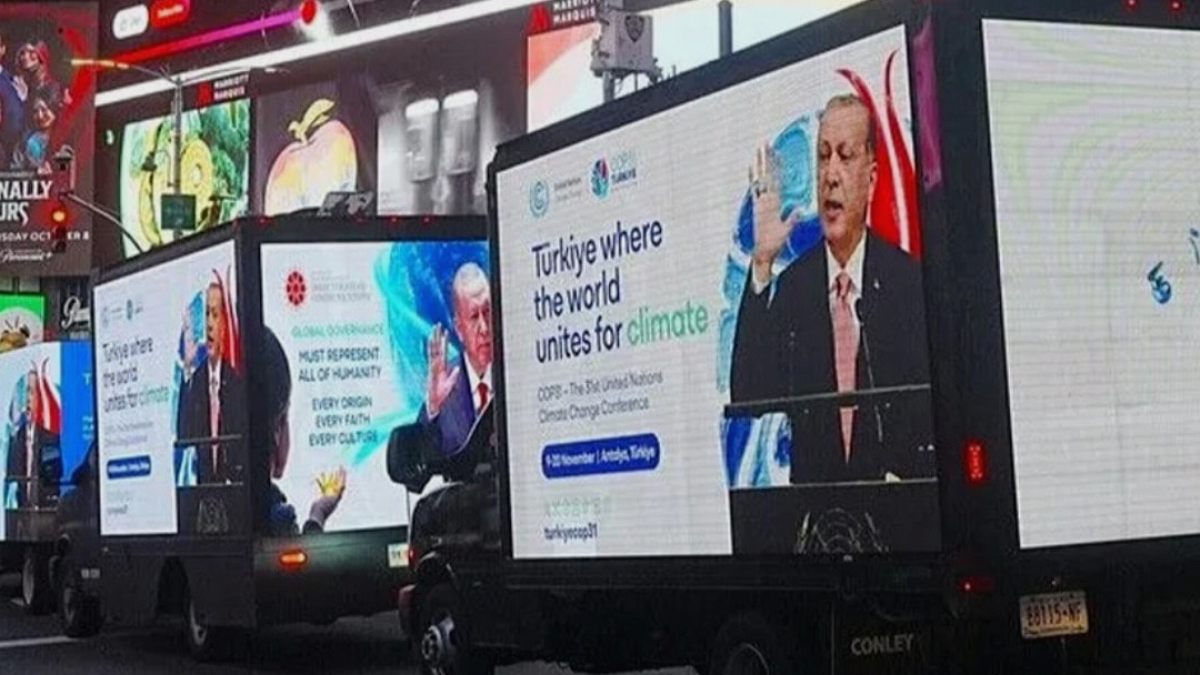 New York Sokakları Erdoğan'ın Mesajlarıyla Aydınlandı