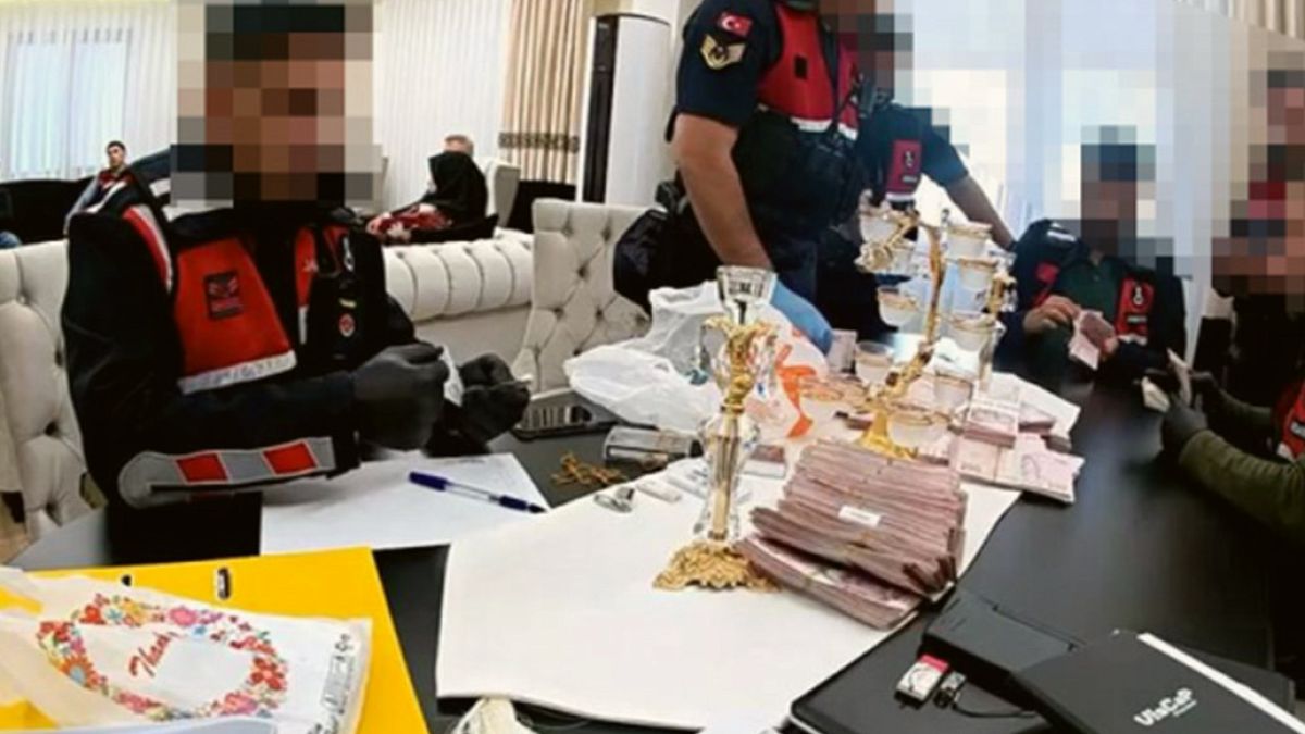 Eski Belediye Başkanının Evinde Desteler Halinde Para Bulundu: Yolsuzluk Soruşturması Genişliyor