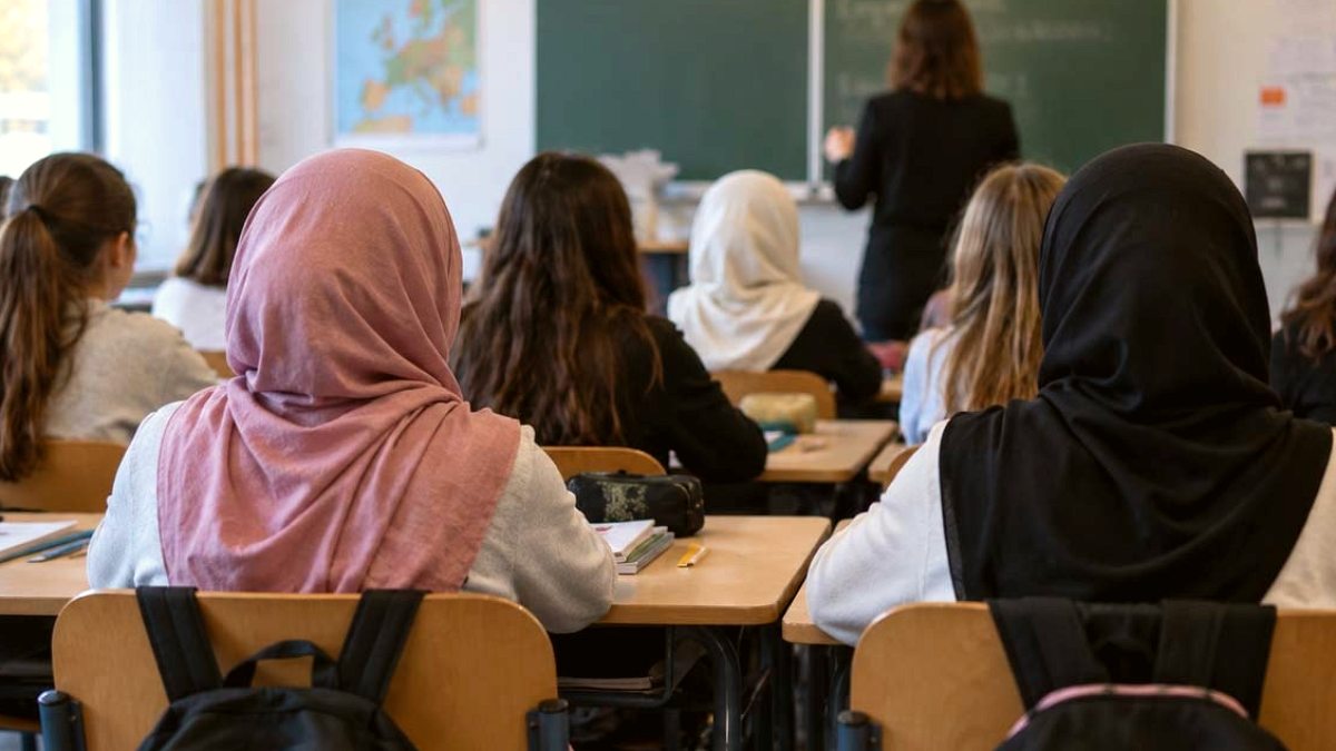 Azerbaycan'da Okullarda Başörtüsü Tartışması: Yeni Düzenleme Tartışmalara Yol Açtı